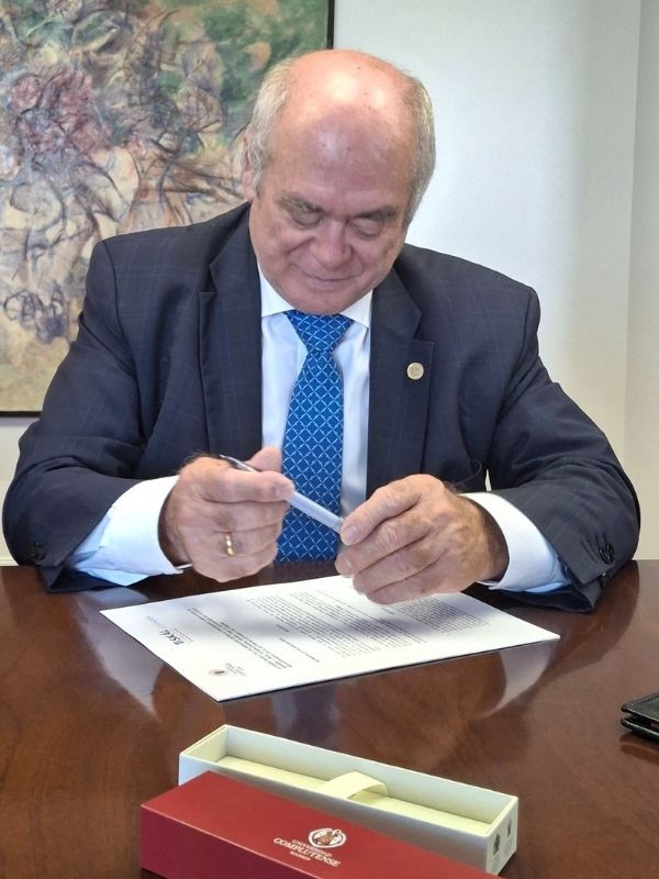 President of Skål International Spain, Juan Francisco Rivero, signs collaboration agreement with the Universidad Complutense