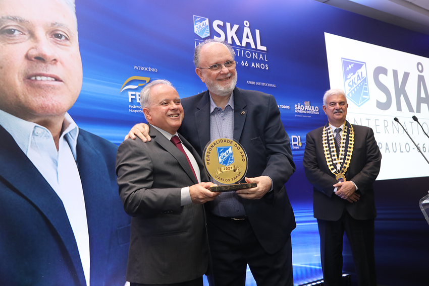 Carlos Prado recibe el trofeo Personalidad Skål 2021 de manos de Sérgio Junqueira, la última Personalidad Skål de 2019.